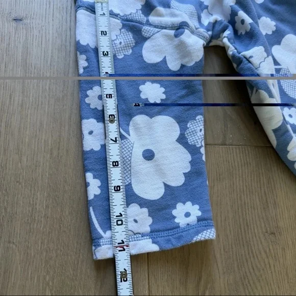 🏦 Boden Blue and White Floral 3/4 Sleeve Sweatshirt Weight Top - Picture 6 of 7